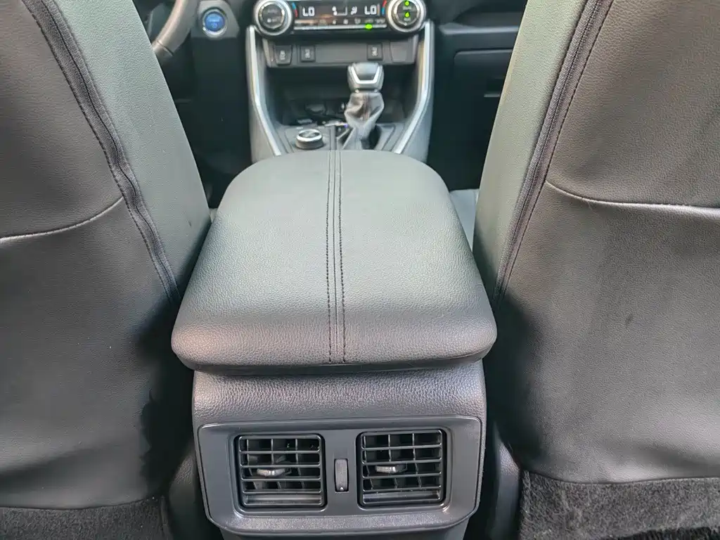 Toyota RAV4 — миниатюра 12