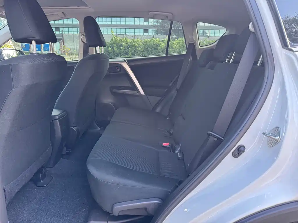 Toyota RAV4 — миниатюра 8