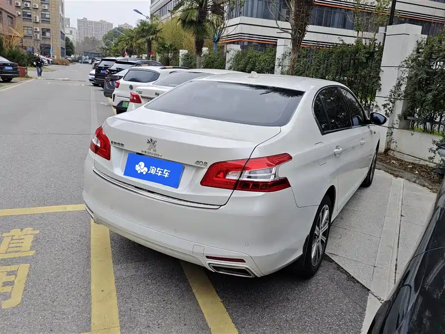 PEUGEOT 408