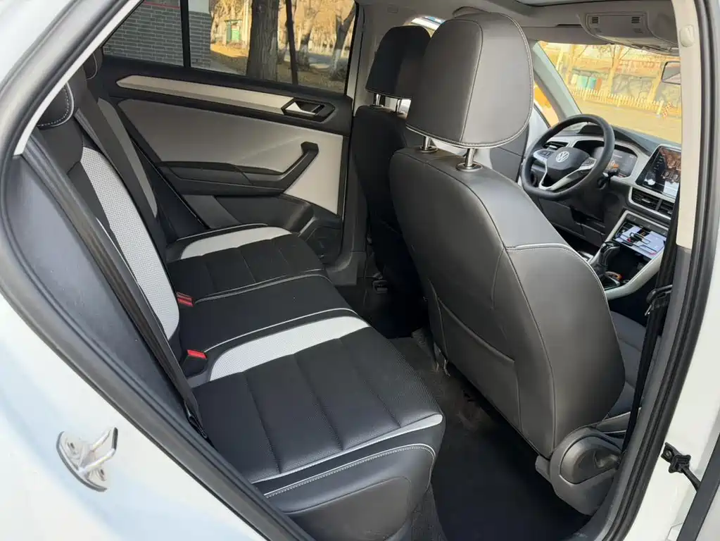 Volkswagen T-Roc — миниатюра 16