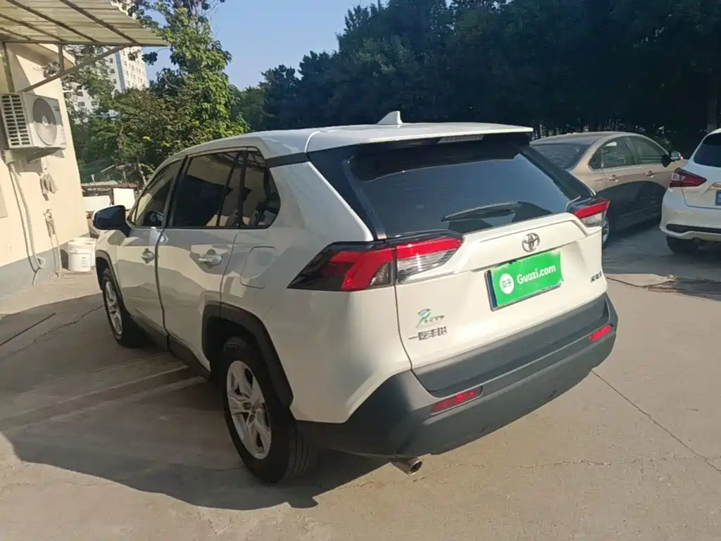 Toyota RAV4 — миниатюра 5
