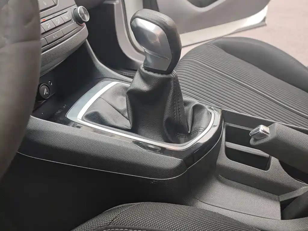 Peugeot 408 1.8L Manual Leading Edition, фото 7