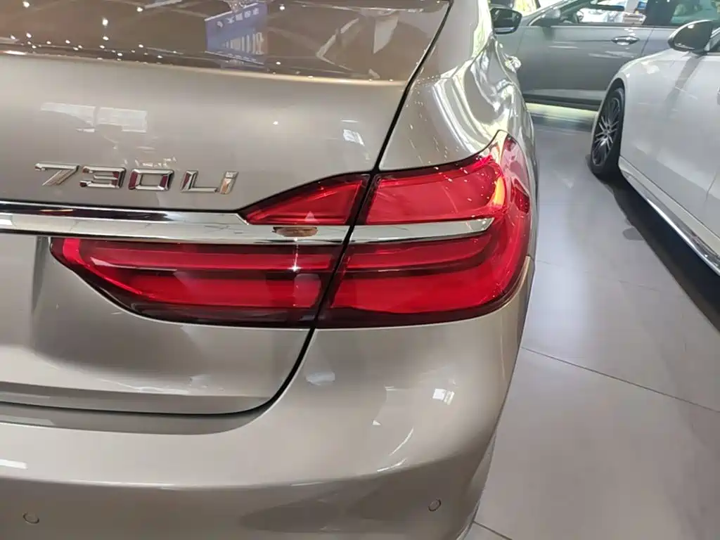 BMW 7 Series — миниатюра 8