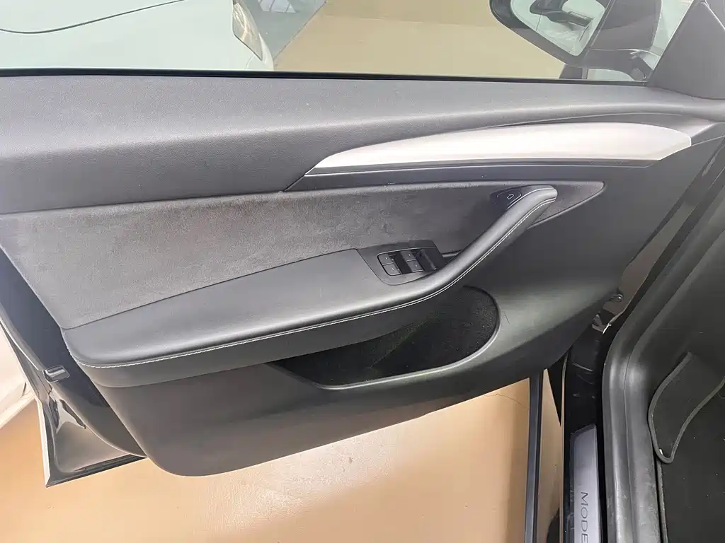 Tesla Model Y — миниатюра 4