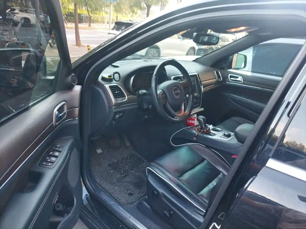 Jeep Grand Cherokee (Import) — миниатюра 17