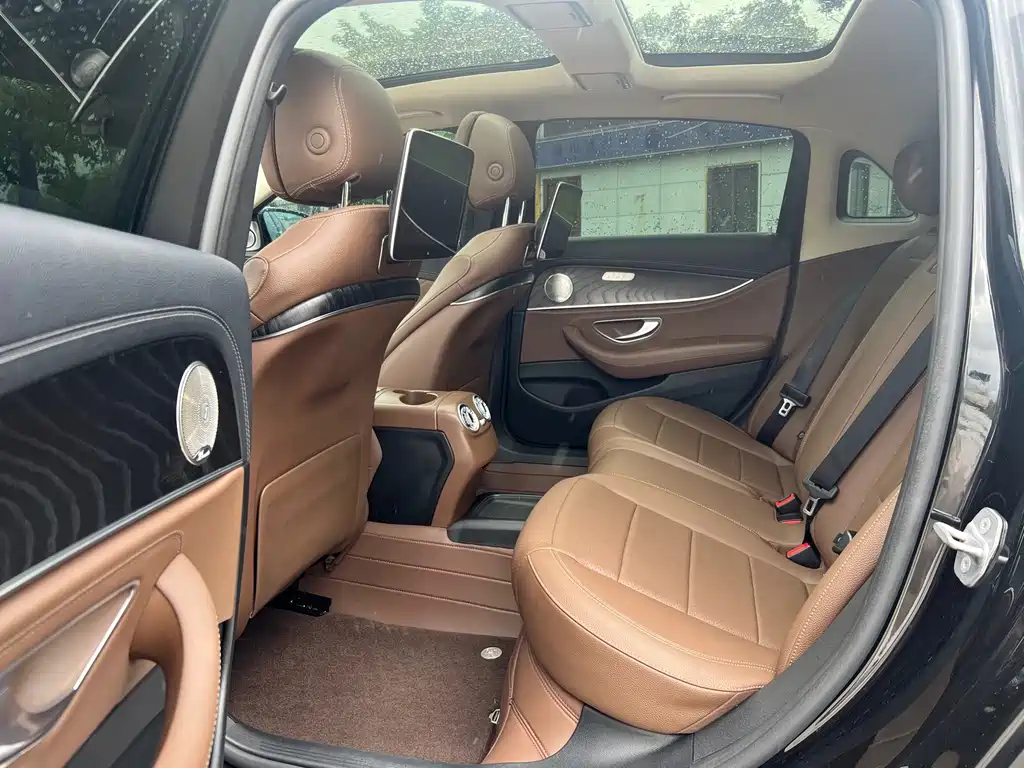 Mercedes-Benz E-Class — миниатюра 9