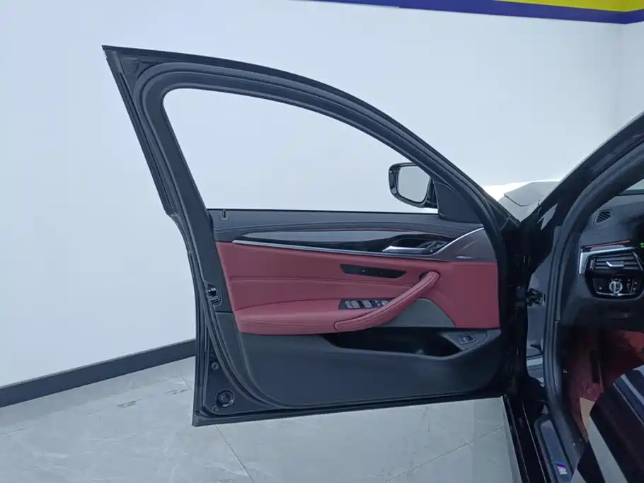 BMW 5 Series — миниатюра 7