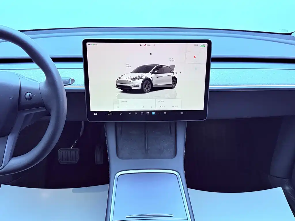 Tesla Model Y — миниатюра 12