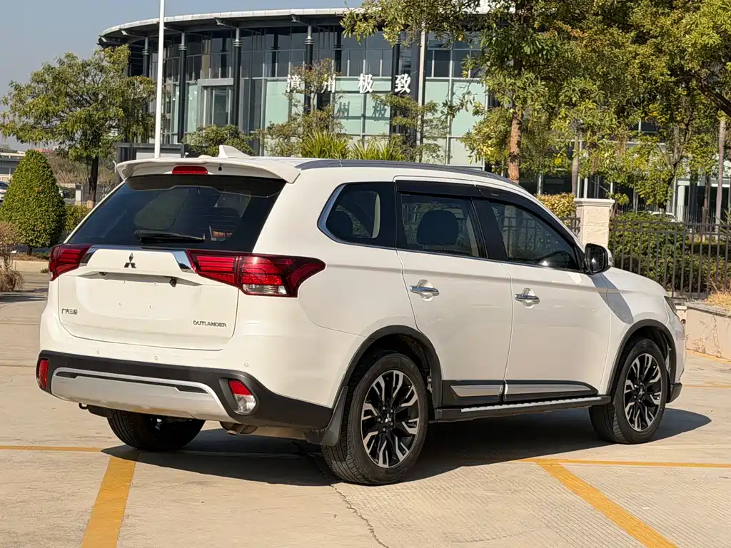 MITSUBISHI OUTLANDER