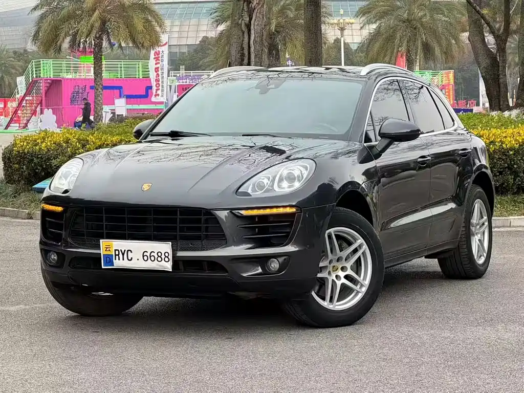 PORSCHE MACAN