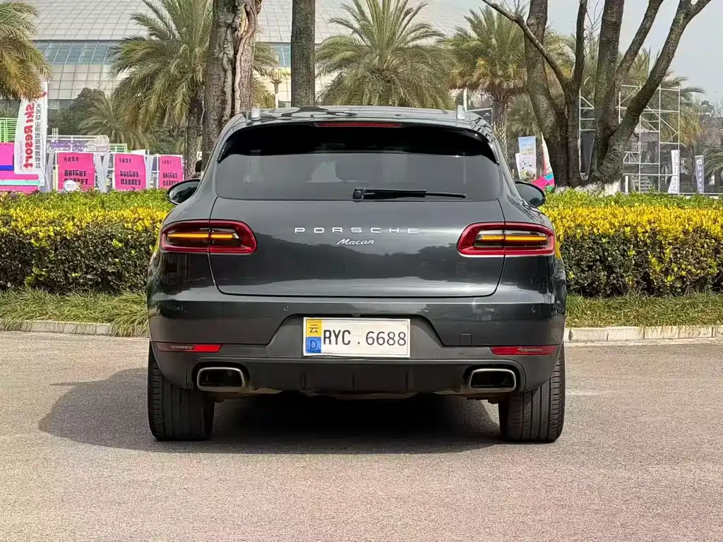 PORSCHE MACAN