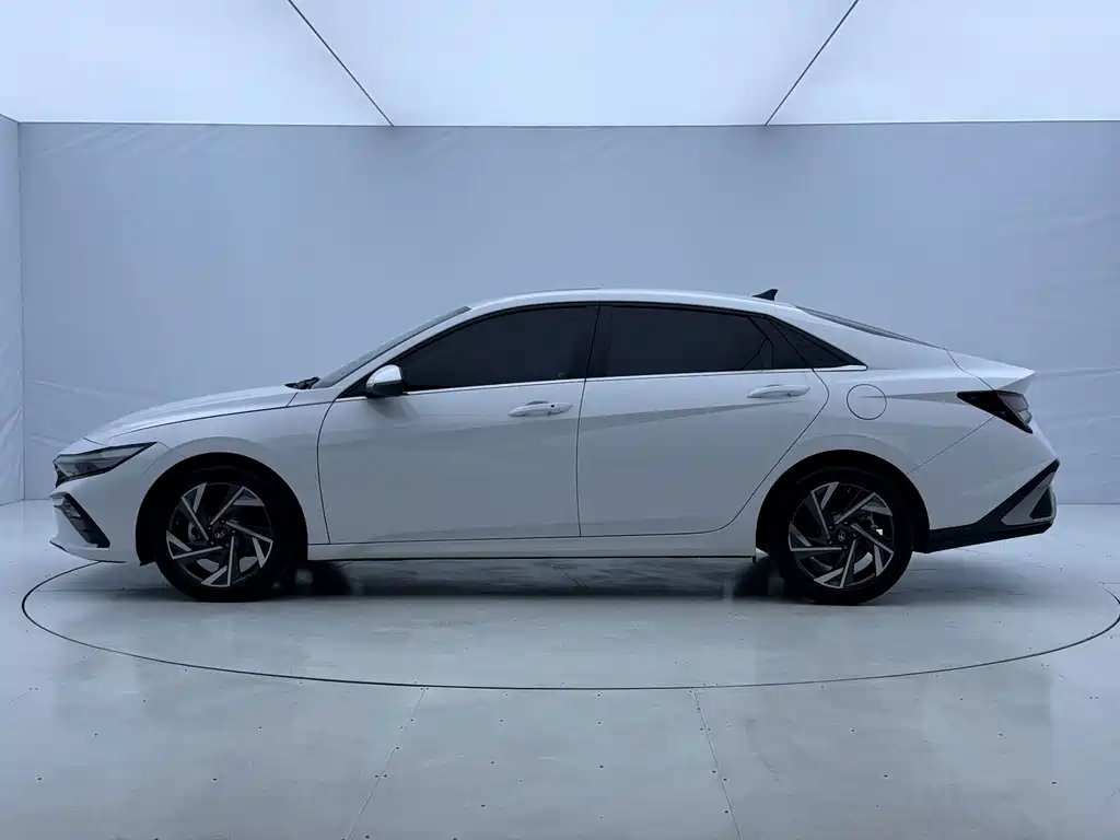 Hyundai Elantra — миниатюра 9
