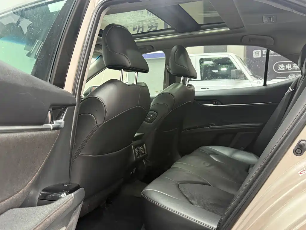 Toyota Camry — миниатюра 6