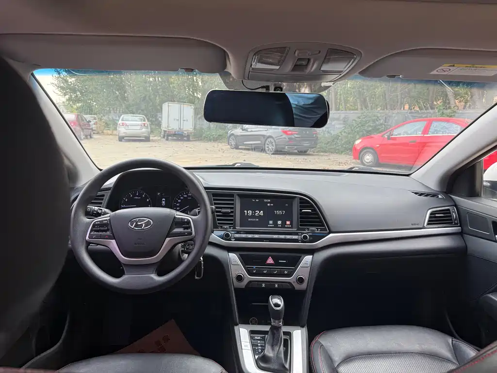 Hyundai Elantra — миниатюра 11