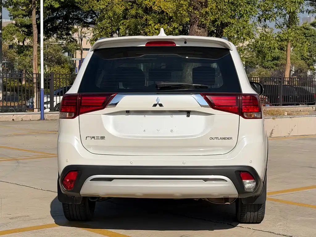 MITSUBISHI OUTLANDER