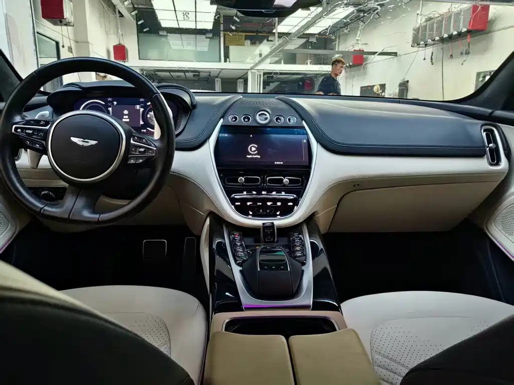 Aston Martin DBX — миниатюра 11
