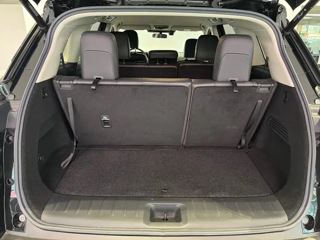 NISSAN EXPLORING THE LAND