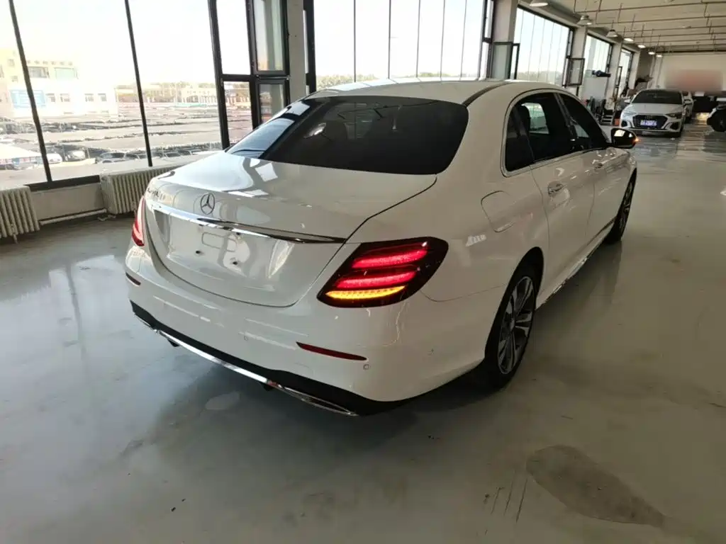 Mercedes-Benz E-Class — миниатюра 7