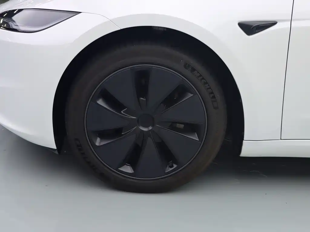 Tesla Model 3 — миниатюра 4