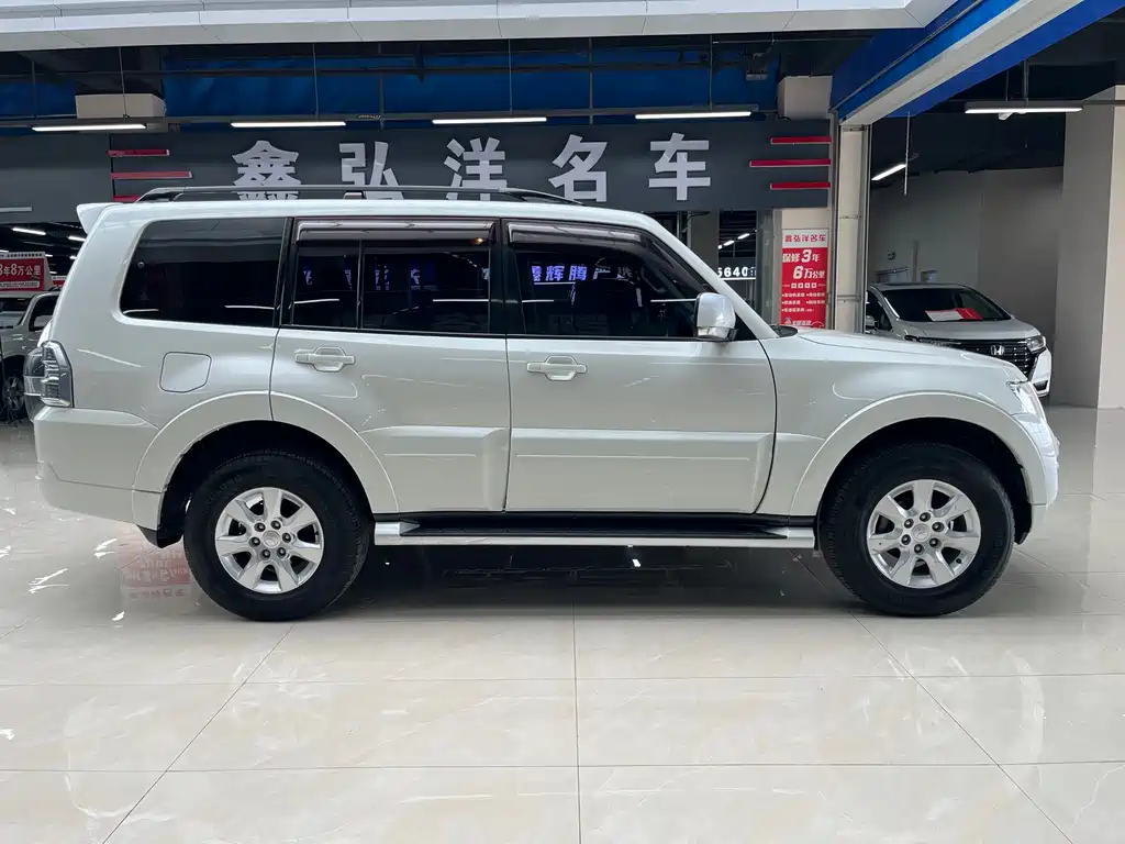 MITSUBISHI PAJERO