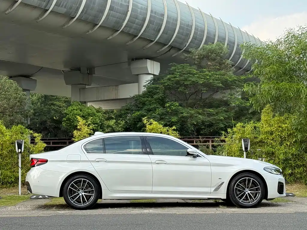 BMW 5 Series — миниатюра 6