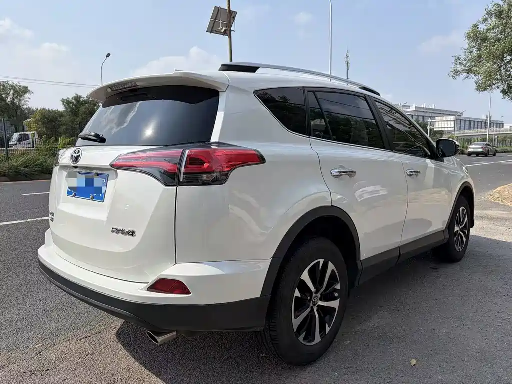 Toyota RAV4 — миниатюра 4