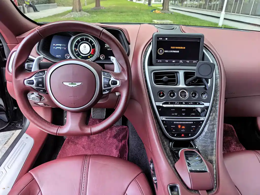 Aston Martin DB11 — миниатюра 14