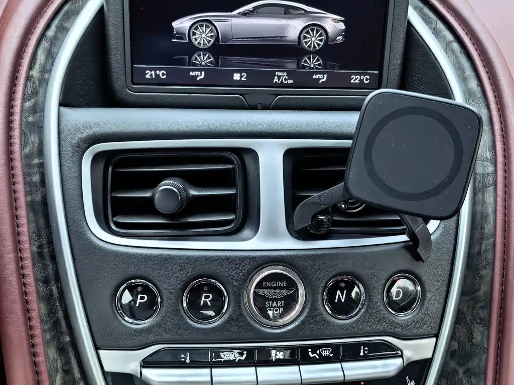 Aston Martin DB11 — миниатюра 10