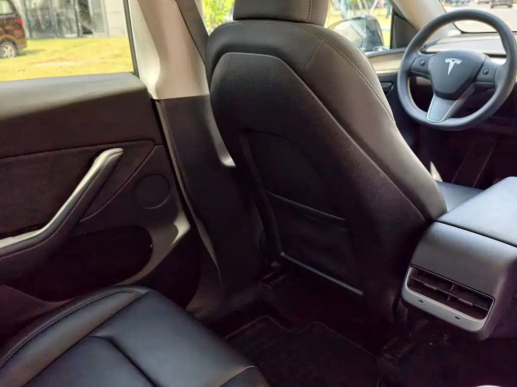 Tesla Model Y — миниатюра 13
