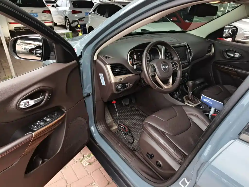 Jeep Cherokee (Import) — миниатюра 16