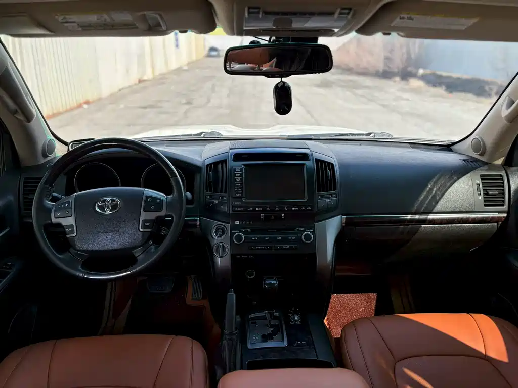 Toyota Land Cruiser 2010 5.7L AT