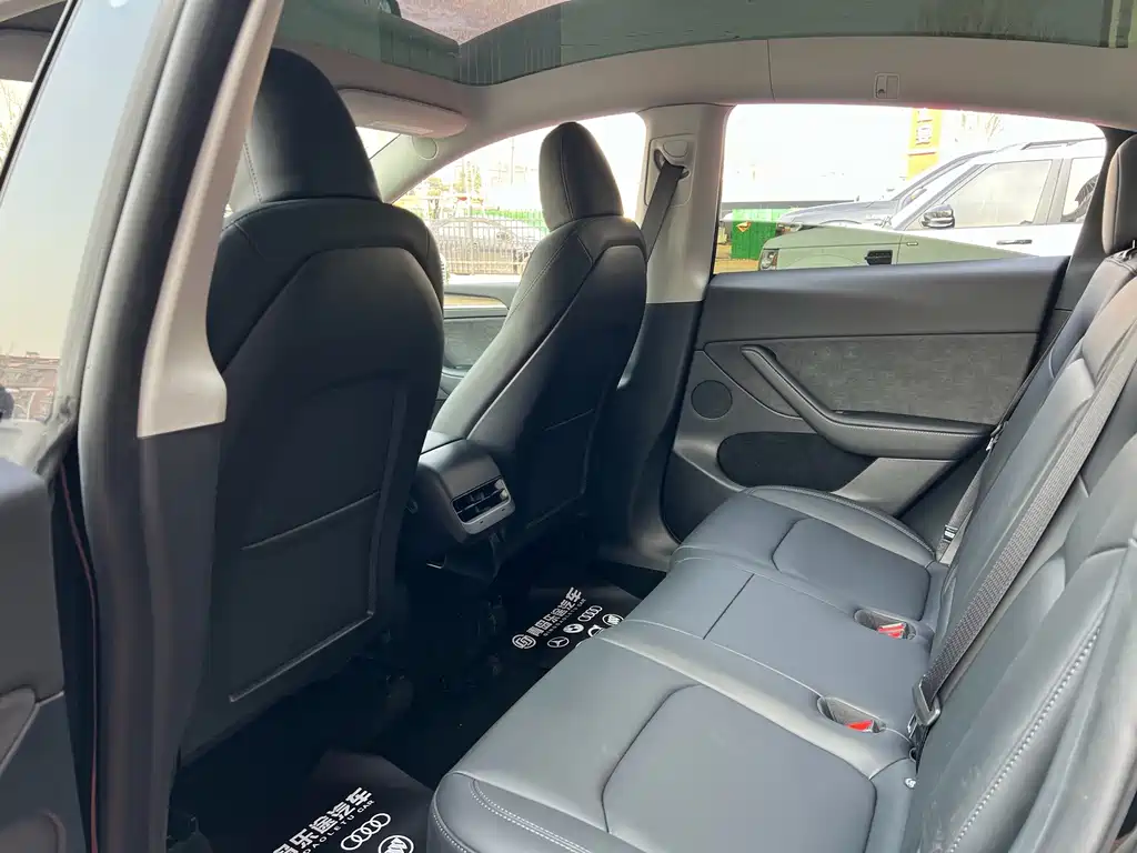 Tesla Model Y — миниатюра 9