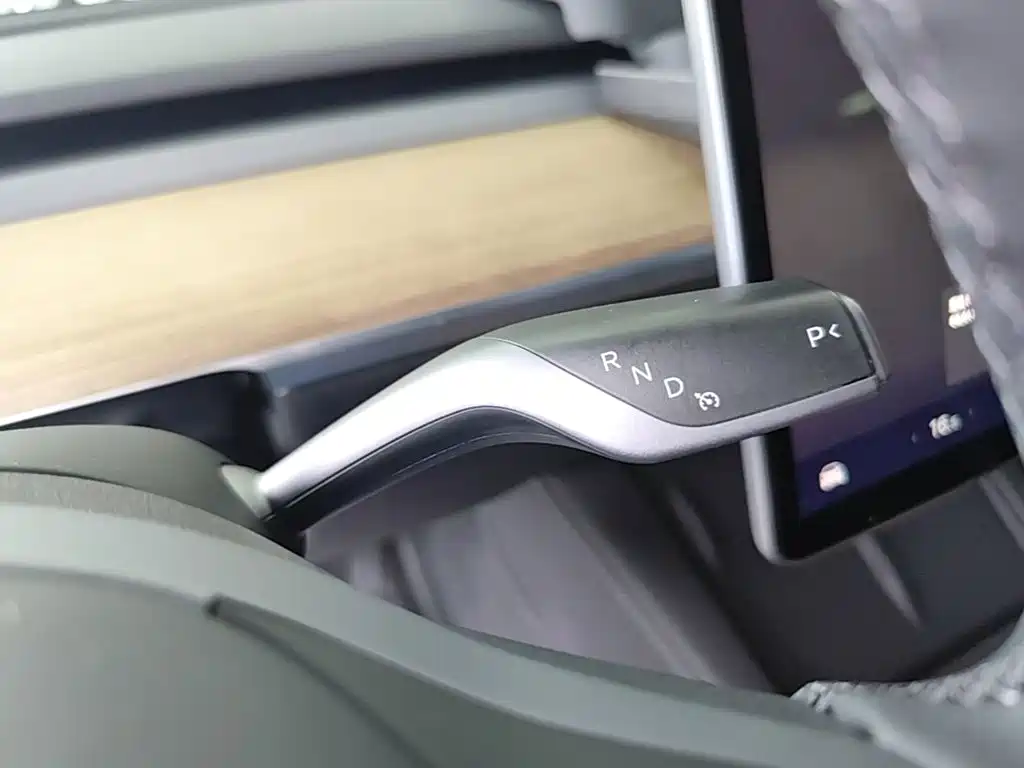 Tesla Model Y — миниатюра 14