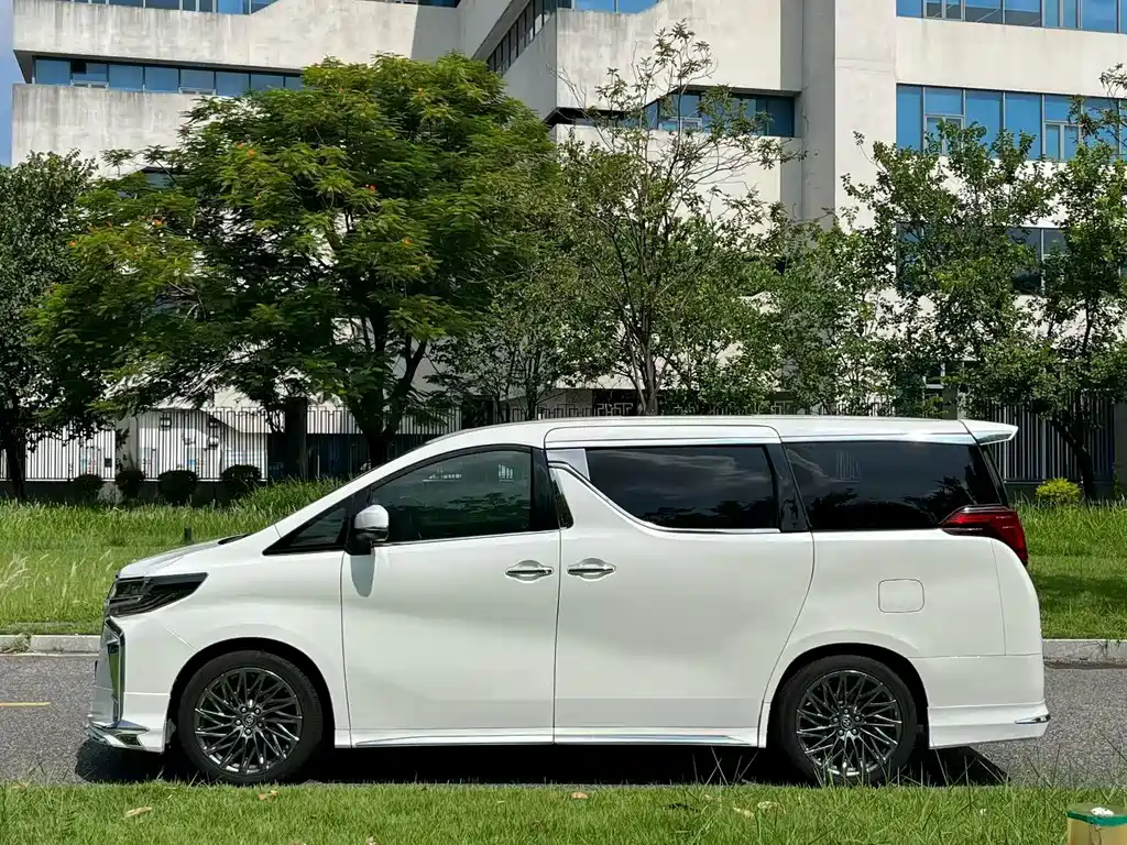 Toyota Alphard — миниатюра 4