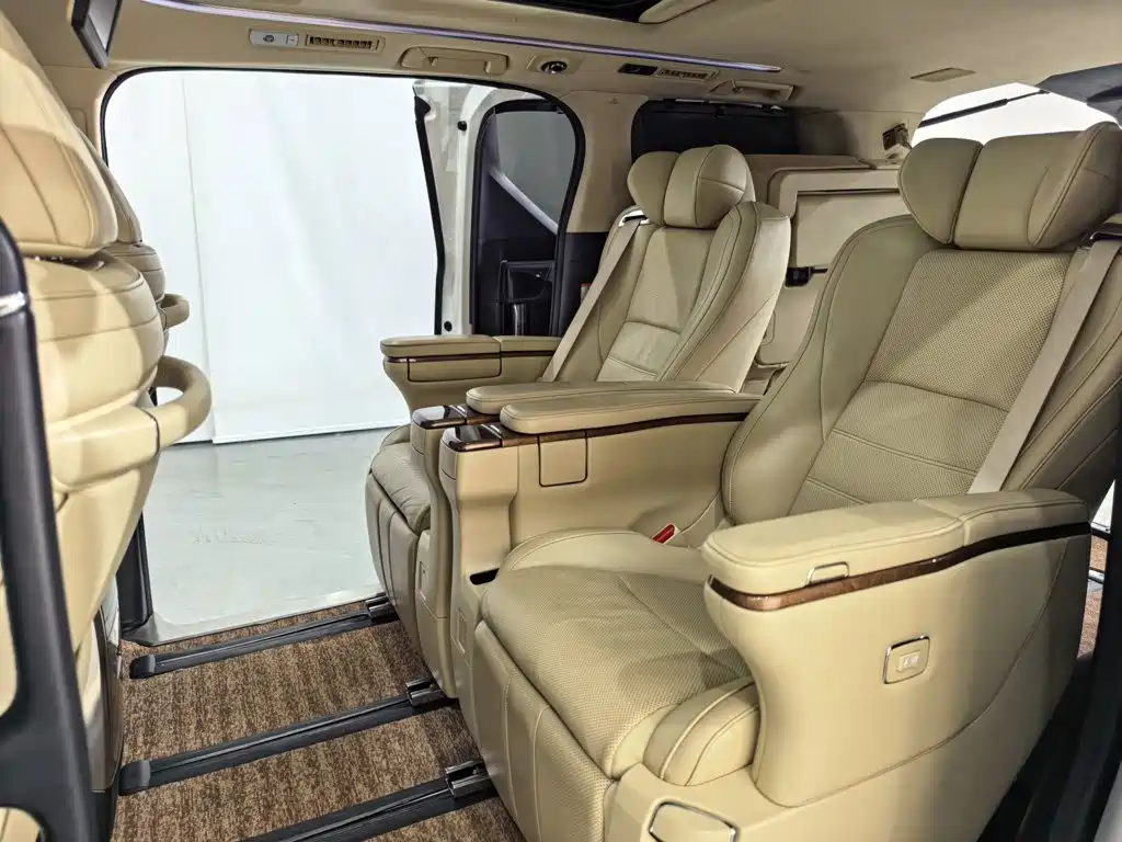 Toyota Alphard — миниатюра 12