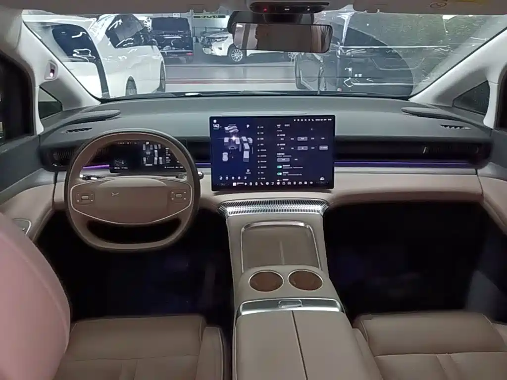 XPeng X9 — миниатюра 10