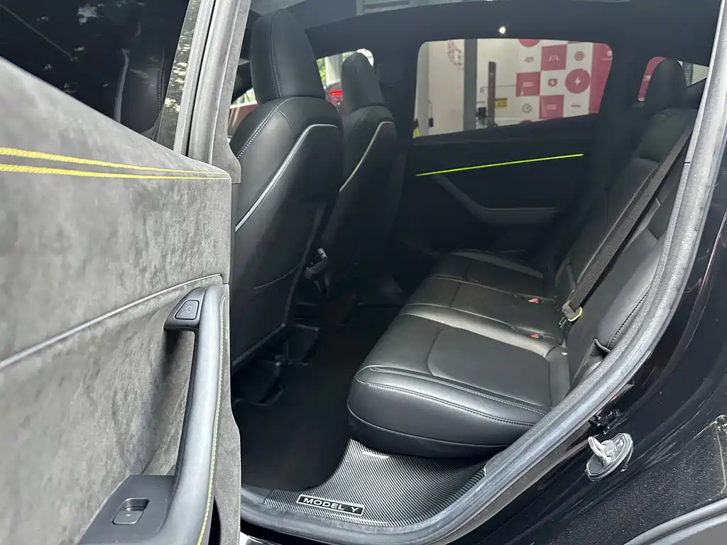 Tesla Model Y — миниатюра 12
