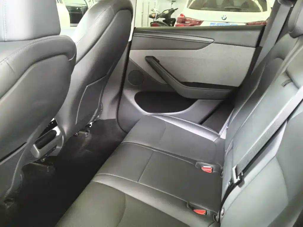 Tesla Model Y — миниатюра 17