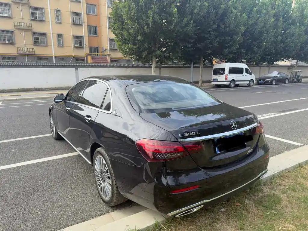Mercedes-Benz E-Class — миниатюра 7