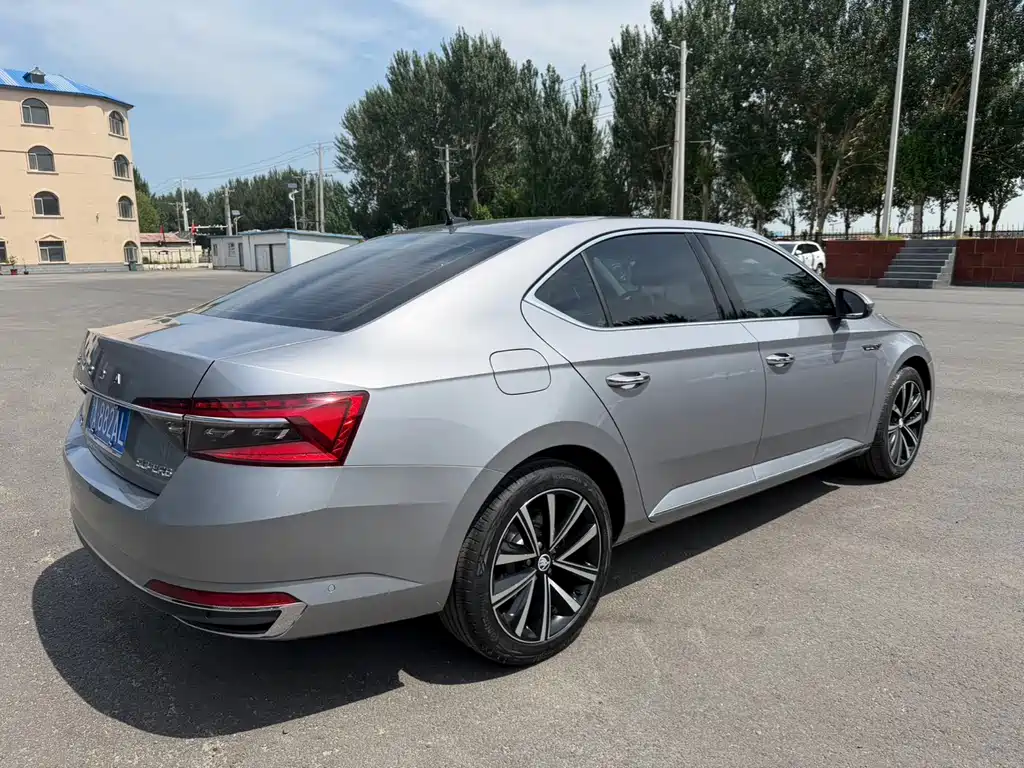 Skoda Superb — миниатюра 5