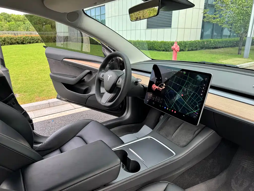 Tesla Model 3 — миниатюра 15