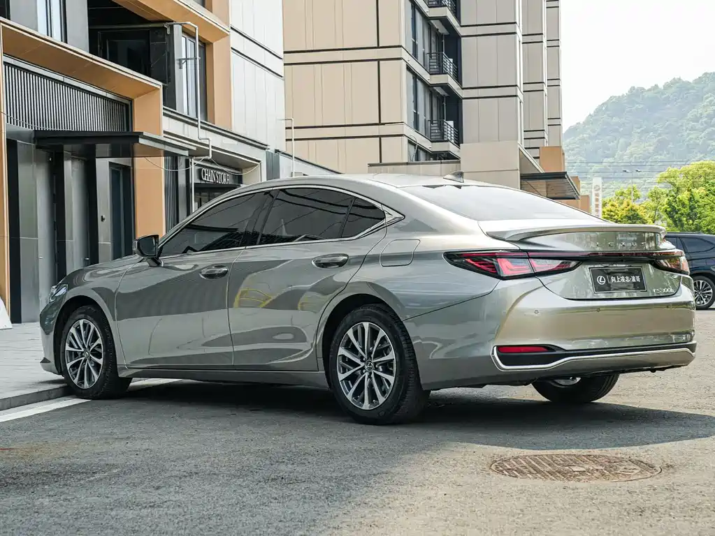 Lexus ES 2025 300h Premium