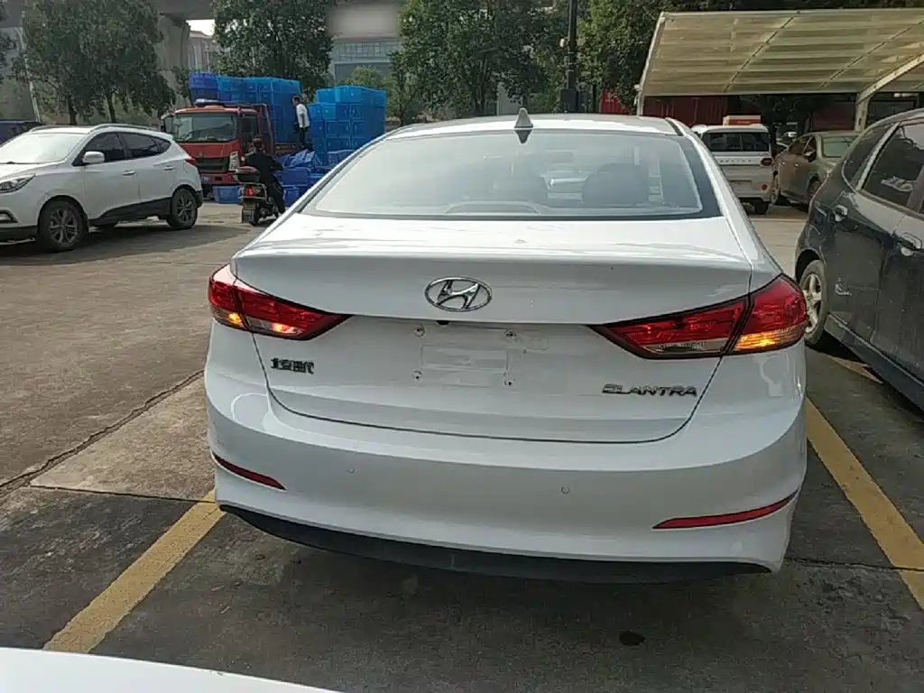 Hyundai Elantra — миниатюра 6