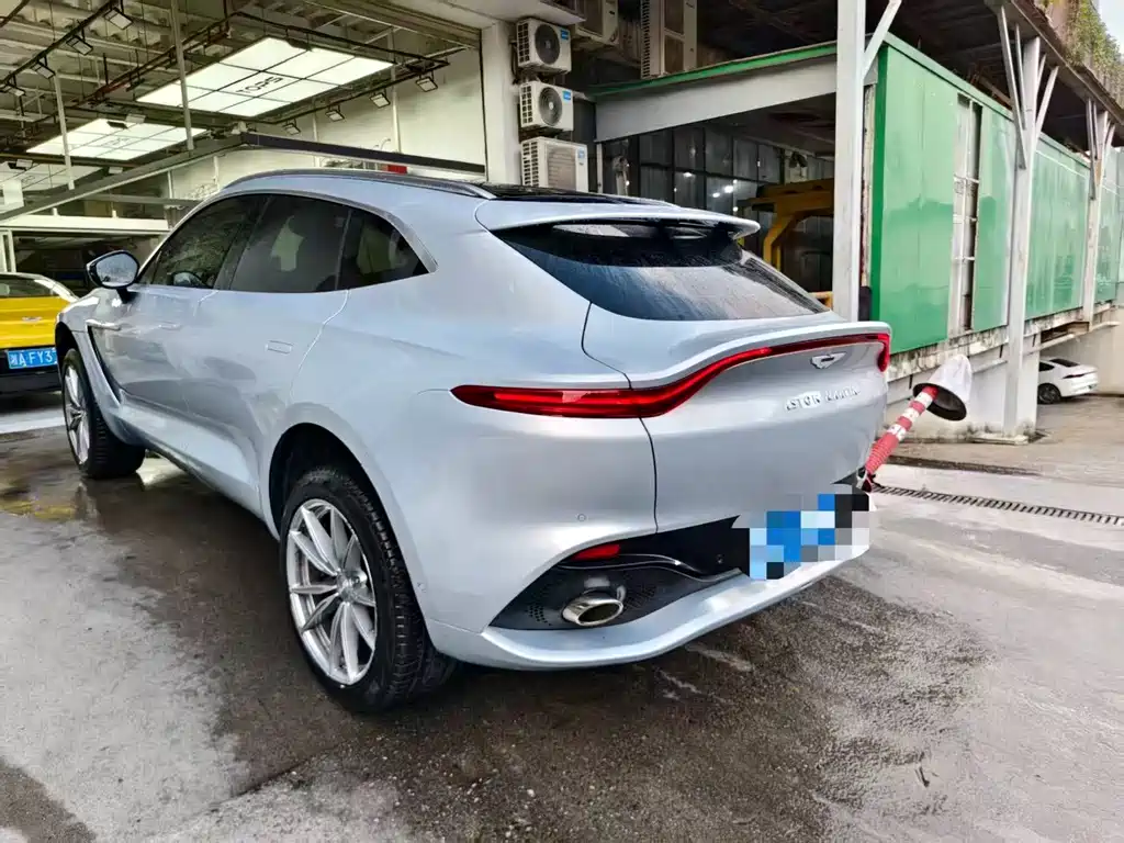 Aston Martin DBX — миниатюра 3