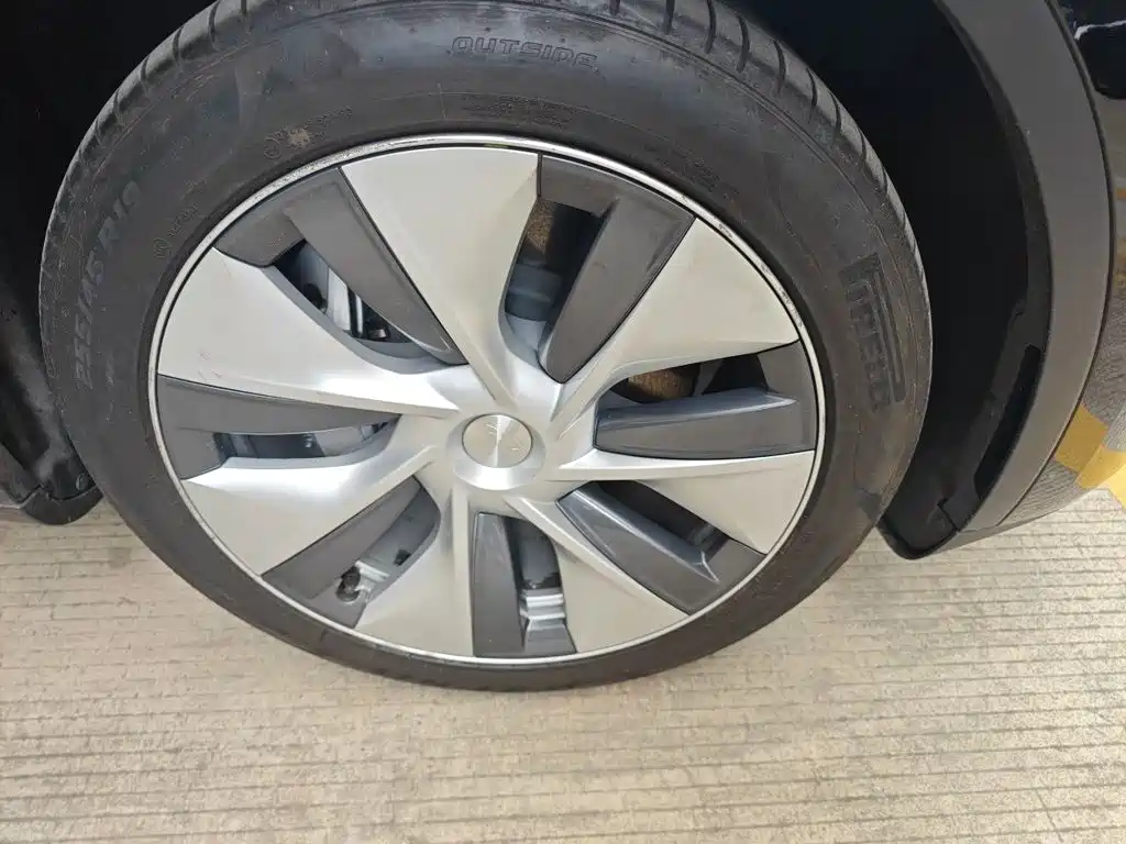 Tesla Model Y — миниатюра 24