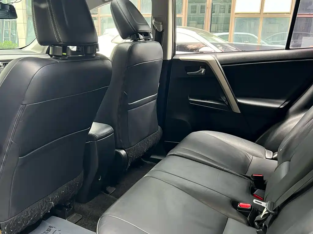 Toyota RAV4 — миниатюра 7