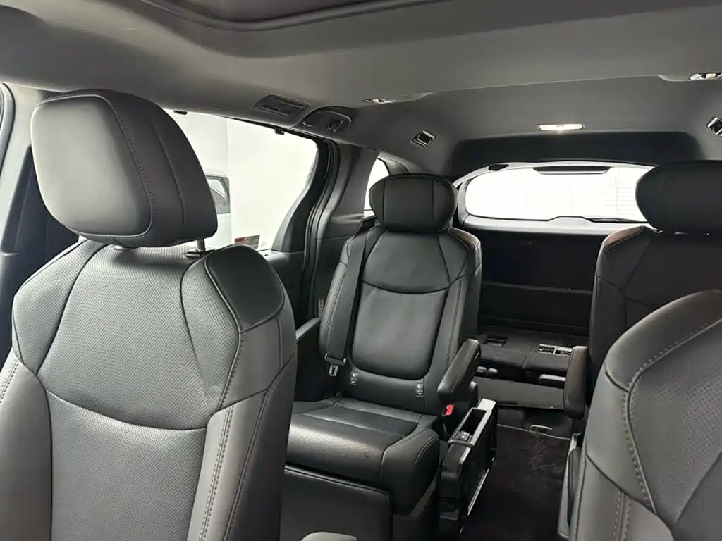 Toyota Sienna — миниатюра 8