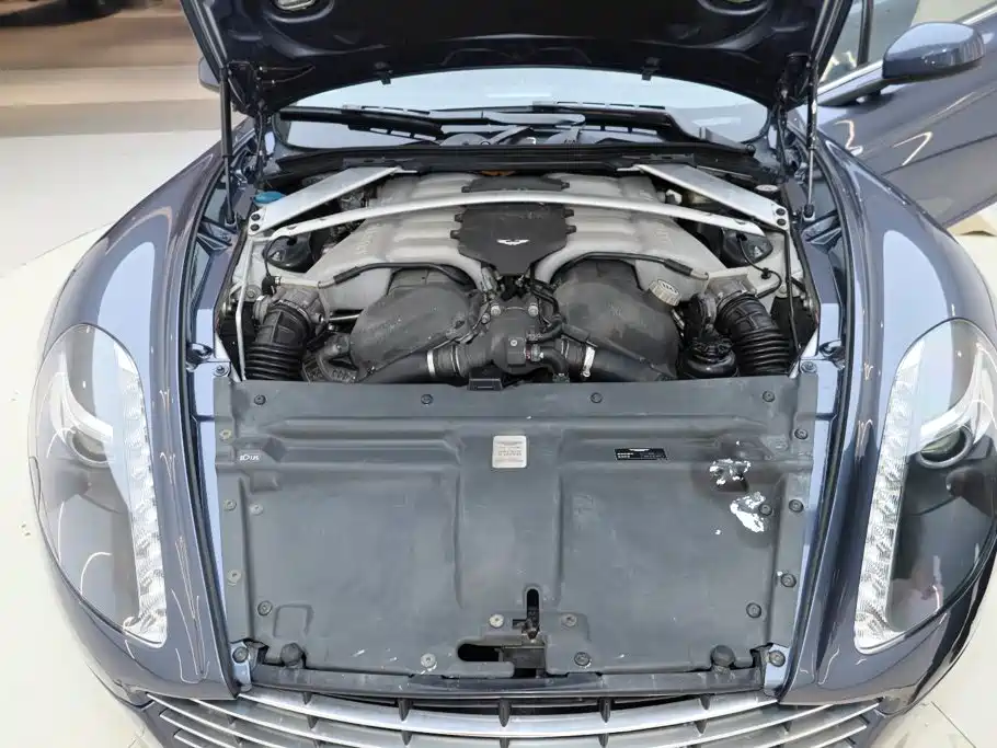 Aston Martin Rapide — миниатюра 12