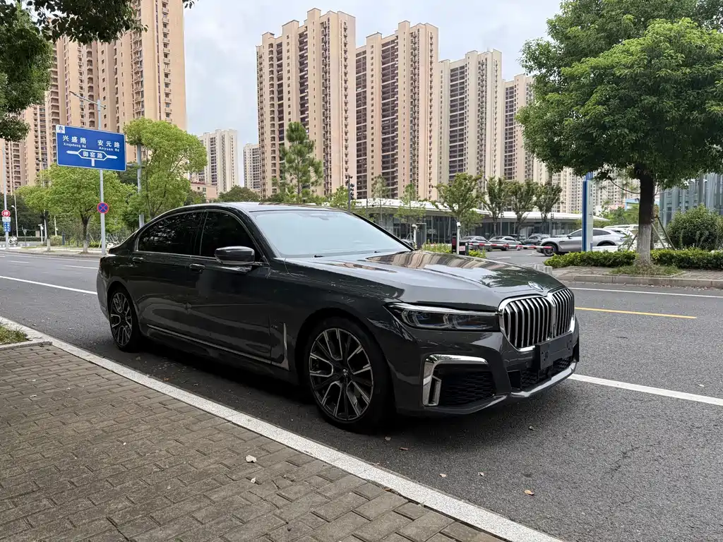 BMW 7 Series — миниатюра 10