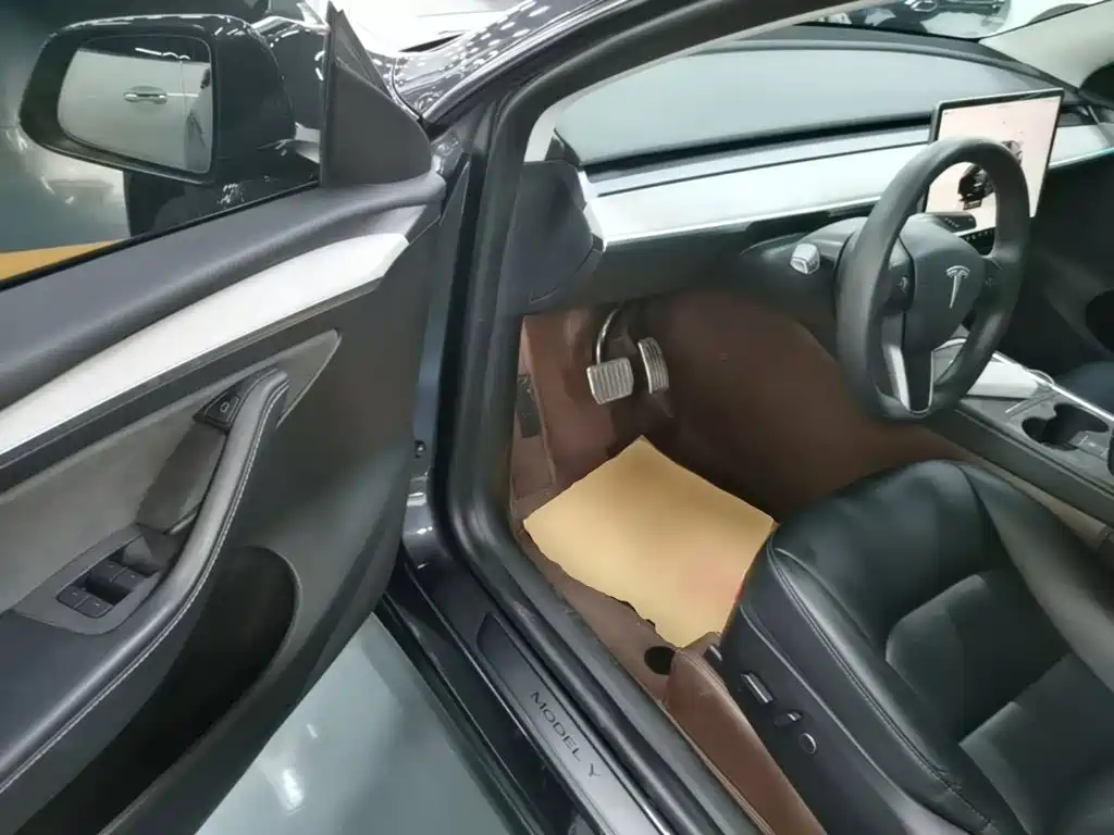 Tesla Model Y — миниатюра 16